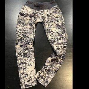 Prismsport small workout leggings white and grey marbleized pattern